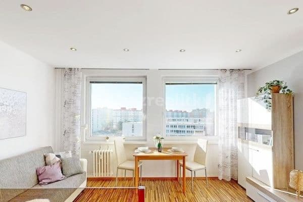 1 bedroom with open-plan kitchen flat to rent, 45 m², Bryksova, Hlavní město Praha