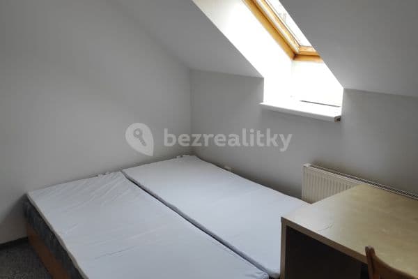 3 bedroom flat to rent, 38 m², Čestmírova, Praha