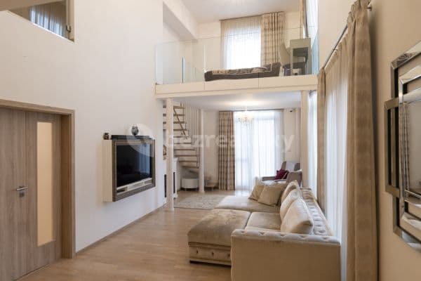 4 bedroom with open-plan kitchen flat to rent, 142 m², Učňovská, Hlavní město Praha