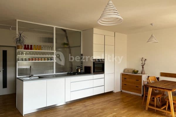 3 bedroom with open-plan kitchen flat to rent, 80 m², Na Rozdílu, Praha