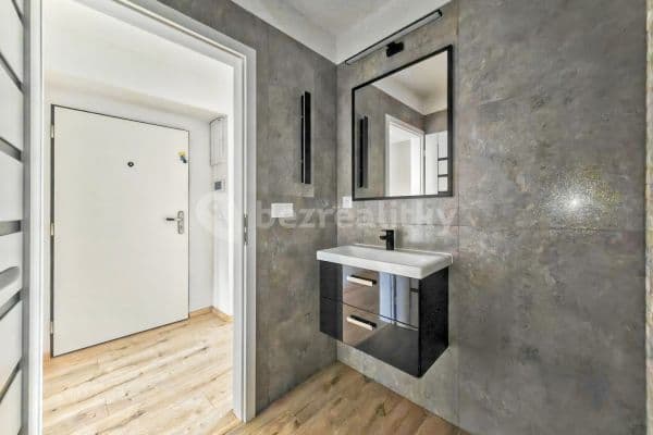 1 bedroom with open-plan kitchen flat for sale, 45 m², Lipová, 