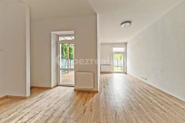 1 bedroom with open-plan kitchen flat for sale, 63 m², Lipová, 