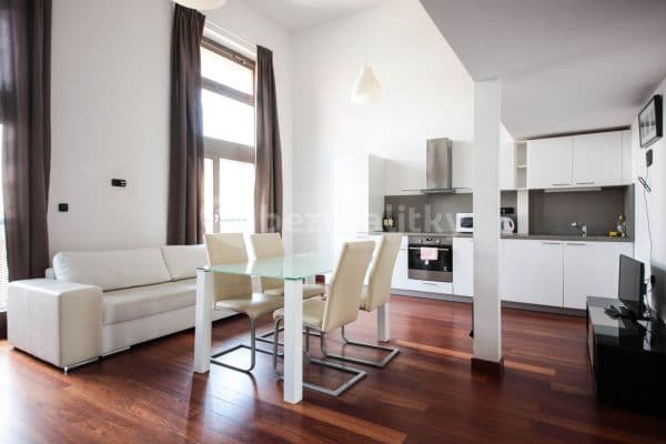 5 bedroom flat to rent, 142 m², Křižíkova a, Praha