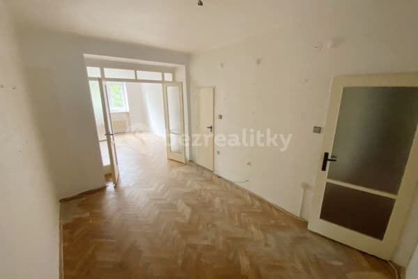 4 bedroom flat for sale, 87 m², Nemocniční, Hlavní město Praha