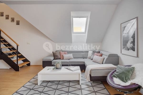 2 bedroom with open-plan kitchen flat for sale, 90 m², Mirešická, Jinočany