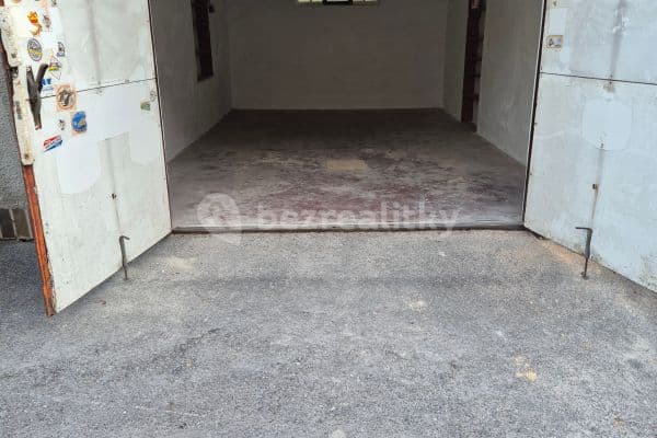 garage to rent, 19 m², U První baterie, Praha garage to rent, 19 m², U První baterie, Praha