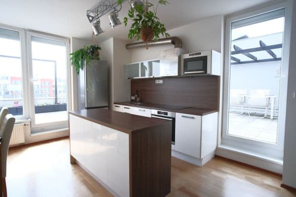 3 bedroom with open-plan kitchen flat to rent, 99 m², Milotická, Praha 3 bedroom with open-plan kitchen flat to rent, 99 m², Milotická, Praha