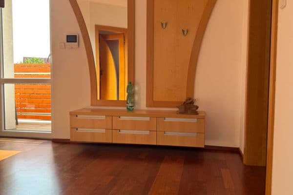 3 bedroom with open-plan kitchen flat to rent, 130 m², Na Slavíkově, Praha 3 bedroom with open-plan kitchen flat to rent, 130 m², Na Slavíkově, Praha