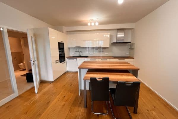 2 bedroom with open-plan kitchen flat to rent, 83 m², Archangelská, Praha 2 bedroom with open-plan kitchen flat to rent, 83 m², Archangelská, Praha