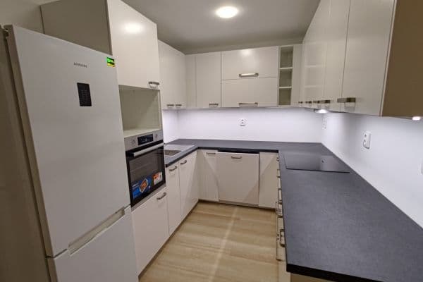 3 bedroom with open-plan kitchen flat to rent, 77 m², Heranova, Praha 3 bedroom with open-plan kitchen flat to rent, 77 m², Heranova, Praha