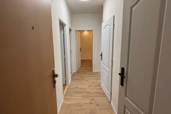 3 bedroom flat to rent, 85 m², Gončarenkova, Praha 3 bedroom flat to rent, 85 m², Gončarenkova, Praha