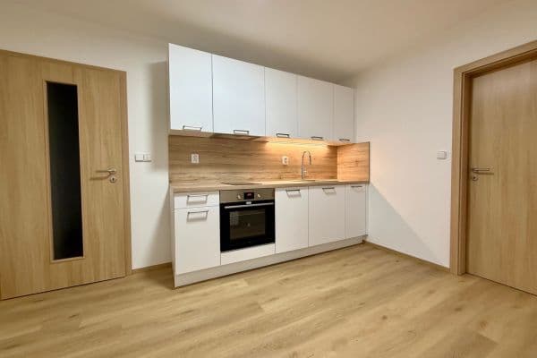 2 bedroom with open-plan kitchen flat to rent, 68 m², Mochovská, Praha 2 bedroom with open-plan kitchen flat to rent, 68 m², Mochovská, Praha