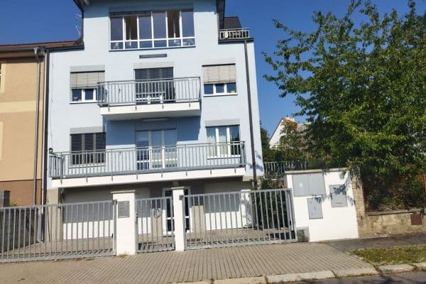 3 bedroom with open-plan kitchen flat to rent, 100 m², Mistrovská, Praha 3 bedroom with open-plan kitchen flat to rent, 100 m², Mistrovská, Praha