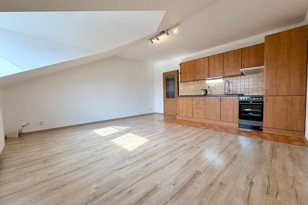 1 bedroom with open-plan kitchen flat to rent, 58 m², Litovická, Hostivice 1 bedroom with open-plan kitchen flat to rent, 58 m², Litovická, Hostivice